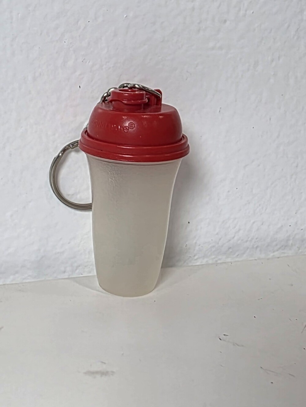 VINTAGE 2.5" TUPPERWARE SHAKER BOTTLE CUP TUMBLER KEYCHAIN KEY CHAIN KEYRING